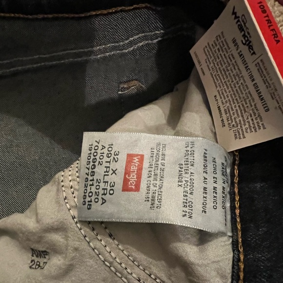 Men’s Wrangler Relaxed Fit Flex Jeans in Blackened Indigo - size 32/30 - Picture 5 of 8